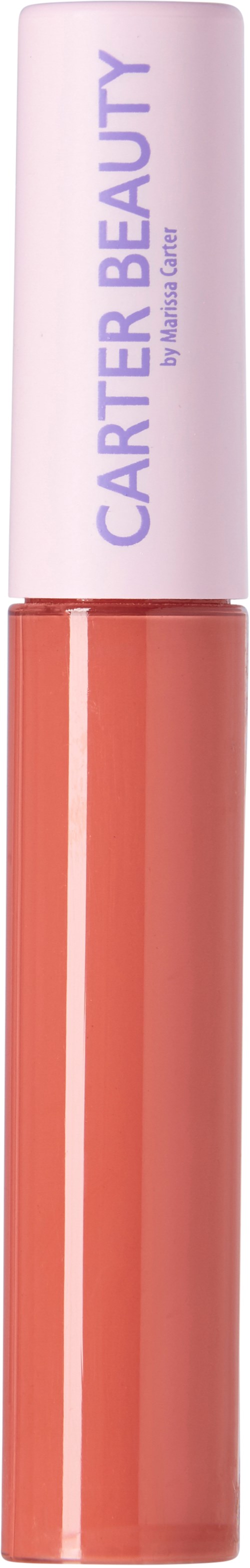 Ett läppglansrör med rosa lock och genomskinlig kropp som visar persikofärgad gloss. Varumärket 'CARTER BEAUTY' står på locket.