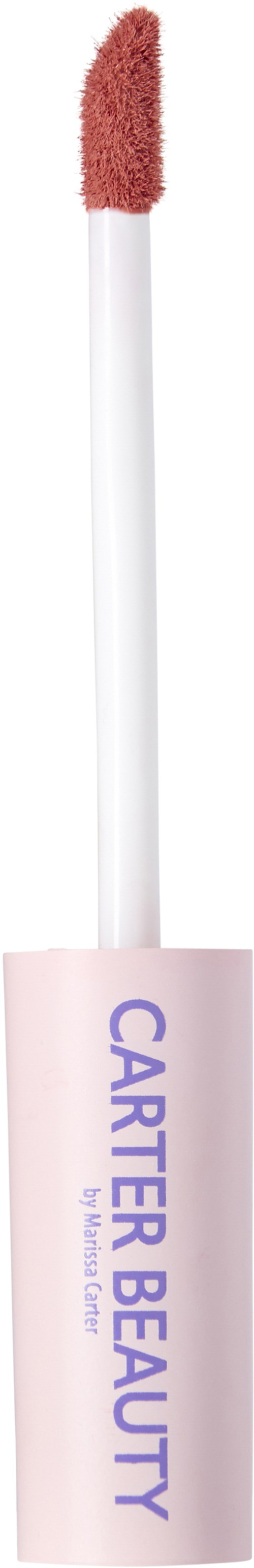 En läppglansapplikator med rosa kork och en etikett som säger Carter Beauty. Applikatorn har en lurvig spets för sminkning.