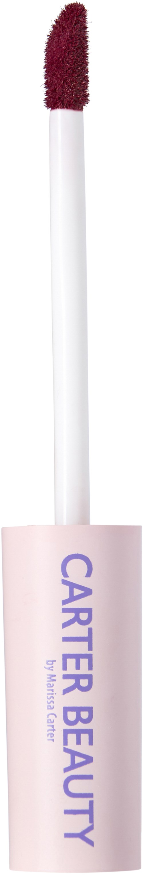 En läppglansapplikator med en rosa etikett som säger "CARTER BEAUTY." Den har mörkrosa gloss på spetsen.
