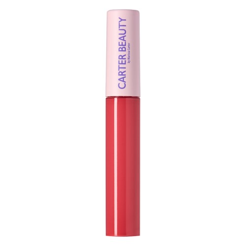 Ett rosa läppglansrör med röd läppstift inuti. Korken har lila text som säger 'CARTER BEAUTY'.