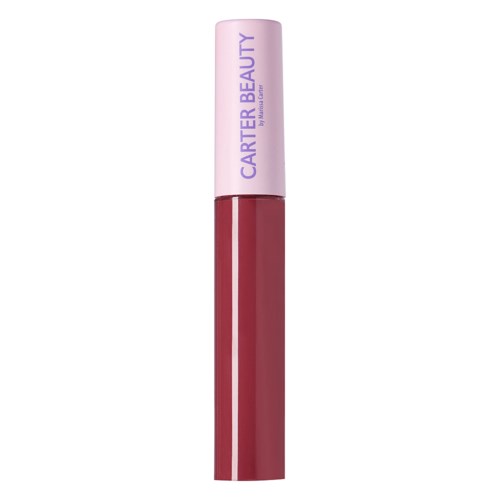 En röd läppstiftstubbe med ett rosa lock märkt "CARTER BEAUTY" stående upprätt.