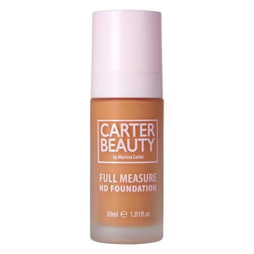 En flaska av Carter Beauty full measure HD foundation med en vit kork och beige vätska inuti.