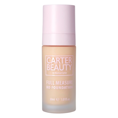 En flaske Carter Beauty Full Measure HD Foundation med rosa lokk og klar etikett.