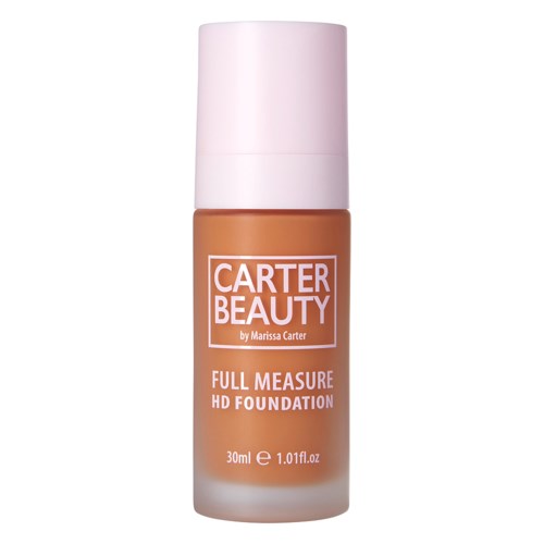 En flaska Carter Beauty full coverage HD foundation med vit lock och beige vätska inuti.