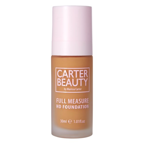En liten flaska med foundation, rosa lock, och etikett som heter Carter Beauty, av Marissa Carter.