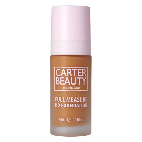 En flaska med Carter Beauty Full Measure HD Foundation med rosa kork och beige vätska inuti.