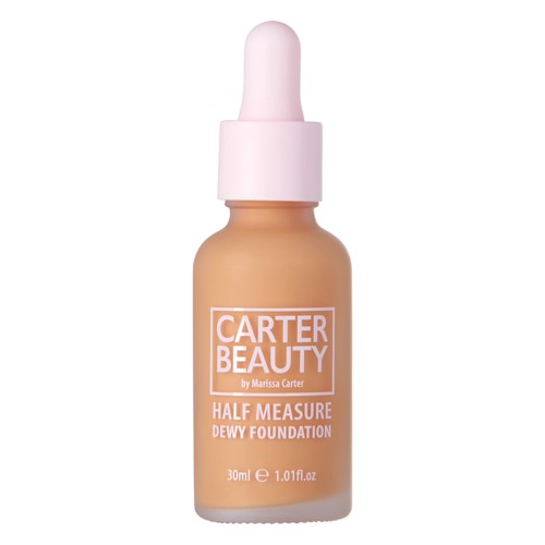 En liten flaska Carter Beauty-foundation med en rosa pipettkork, märkt 'Half Measure Dewy Foundation'.