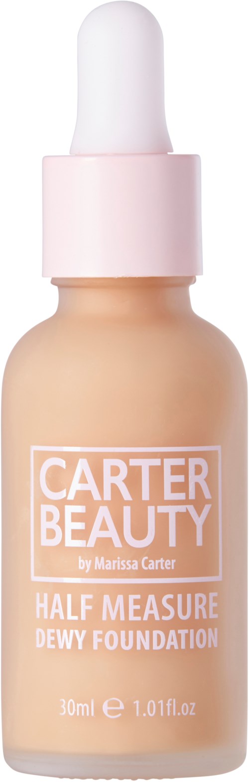 En liten flaska Carter Beauty Dewy Foundation med pipettlock, ljusbeige färg och vit textetikett.