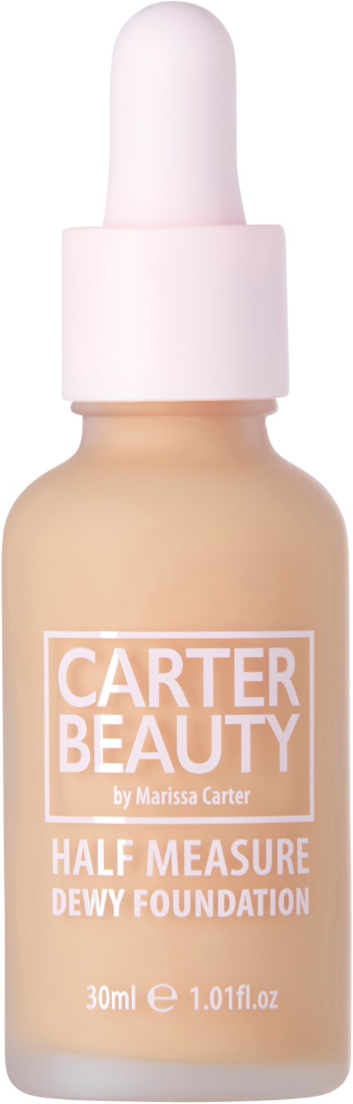 En liten flaska foundation med en rosa pipettlock, märkt 'Carter Beauty' och 'Half Measure Dewy Foundation.'