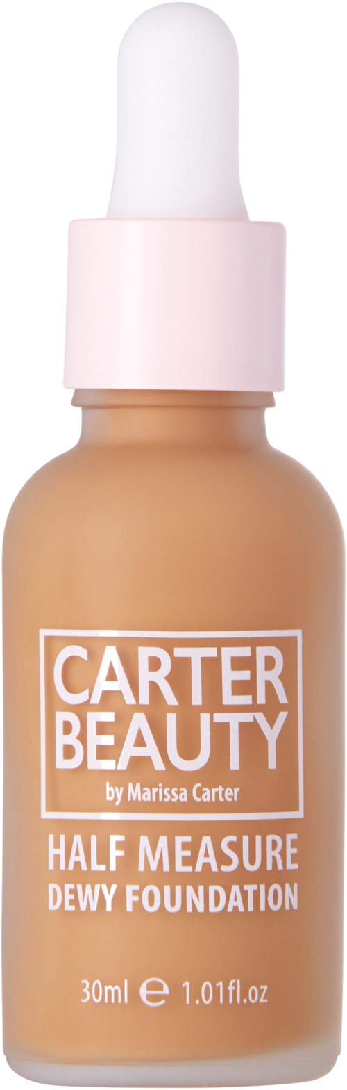En lille glasflaske med pipette, mærket Carter Beauty, half measure dewy foundation, i beige farve.
