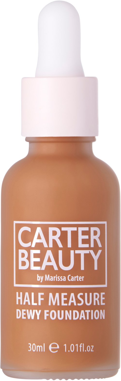 En brun flaska med en vit dropper innehåller Carter Beauty Half Measure Dewfy Foundation. Etiketten visar varumärke och produktnamn.