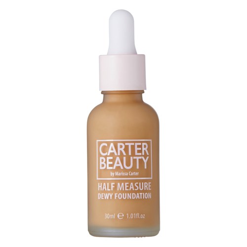 En liten flaska av Carter Beauty Dewy Foundation med ett vitt dropplock.