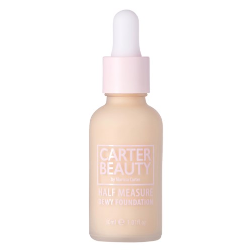 En flaska Carter Beauty-foundation med en pipettlock, märkt "Half Measure Dewy Foundation."