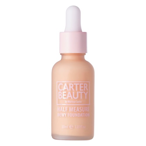 En liten flaska med foundation med pipett, märkt 'Carter Beauty Half Measure Dewy Foundation'.