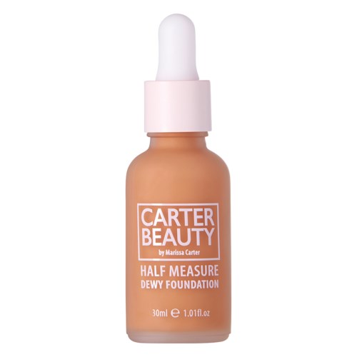 En liten flaska av Carter Beauty foundation med pipett, märkt 'Half Measure Dewy Foundation' och 30 ml storlek.