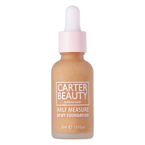 En foundationflaska med pipett, märkt Carter Beauty, av Marissa Carter, i beige färg.