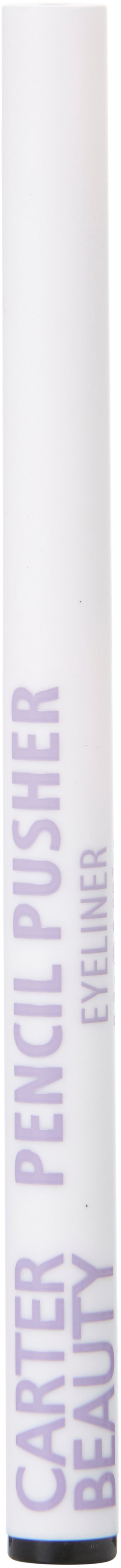 En hvid blyant med lilla tekst, der siger 'Carter Beauty Pencil Pusher Eyeliner' på siden.