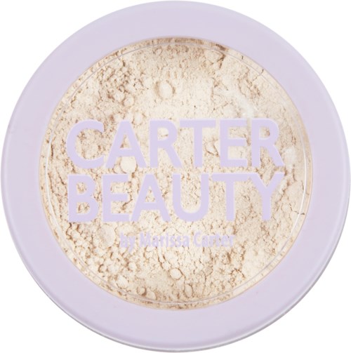 En vit rund kompaktbehållare med puder inuti. Text på pudret säger "CARTER BEAUTY" och "Marisa Care."