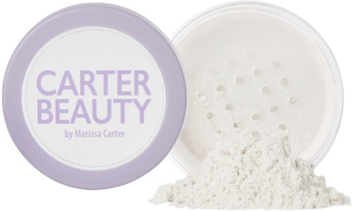 Carter Beauty puderbehållare, vit pulver spillt ut, lila lock med text, ser ut som makeup eller skönhetsprodukt.