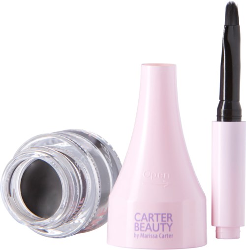 Nagellackflaska på sidan, rosa nagelserumflaska och ett svart och rosa ögonmakeup-penna fänt upprätt.