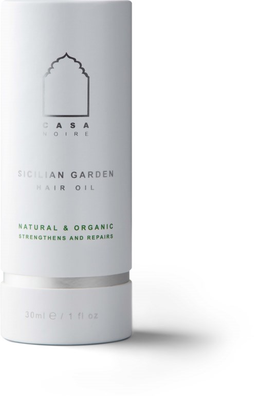 En vit flaska märkt Sicilian Garden Hair Oil, betonar att den är naturlig, ekologisk och för att stärka och reparera hår.