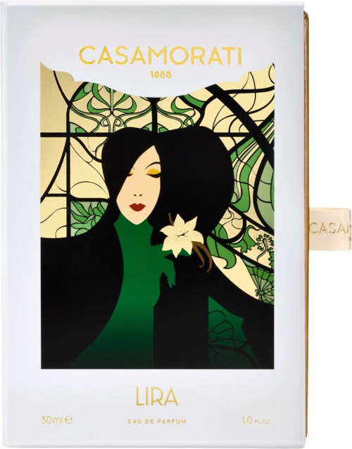 En kvinna med svart hår som håller en blomma, bakgrund av gröna blad och mönstrade linjer, Casamori-logga högst upp.