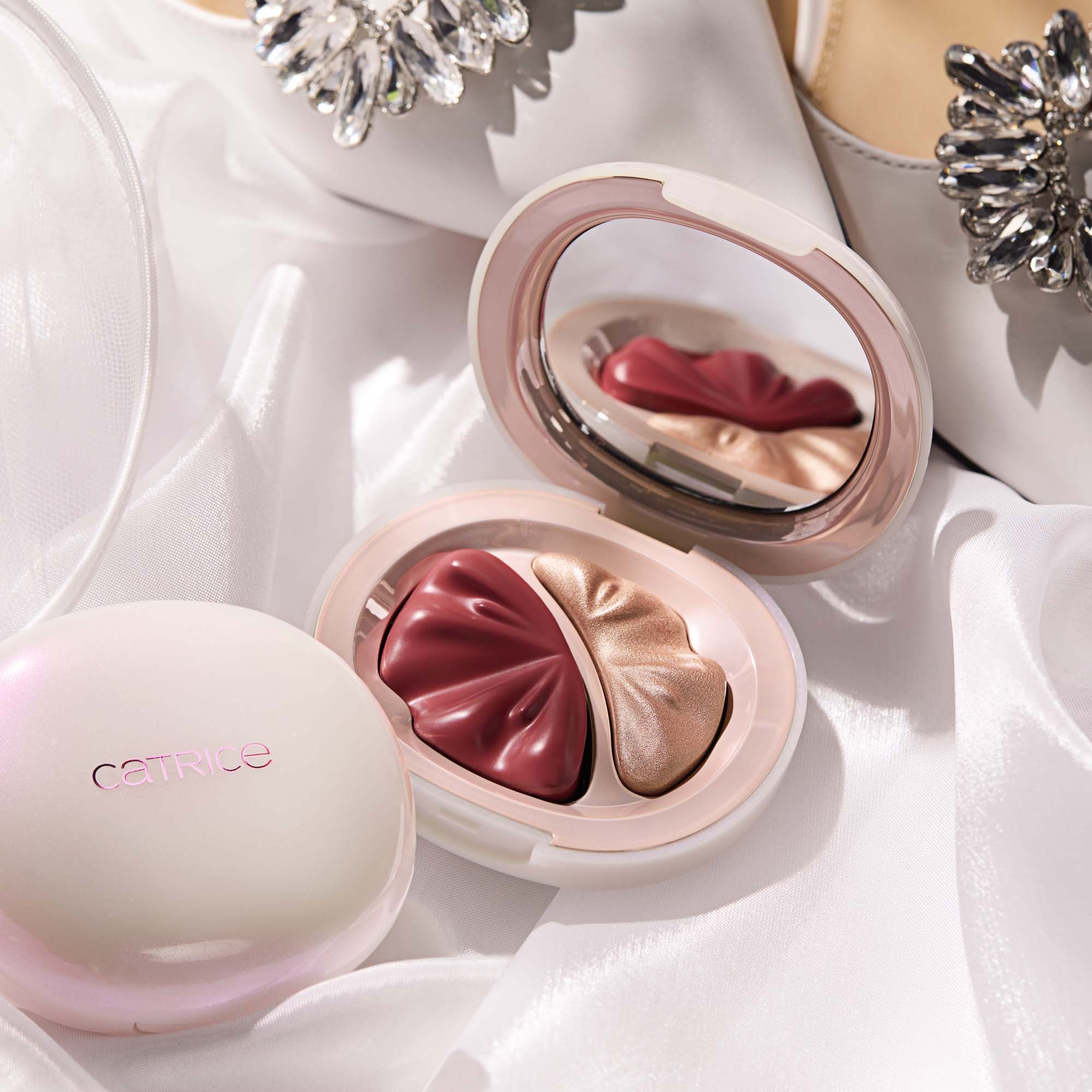Catrice Brides & Besties Blush & Highlighter Duo C02 Glow Down The Ais (obrázok 4)