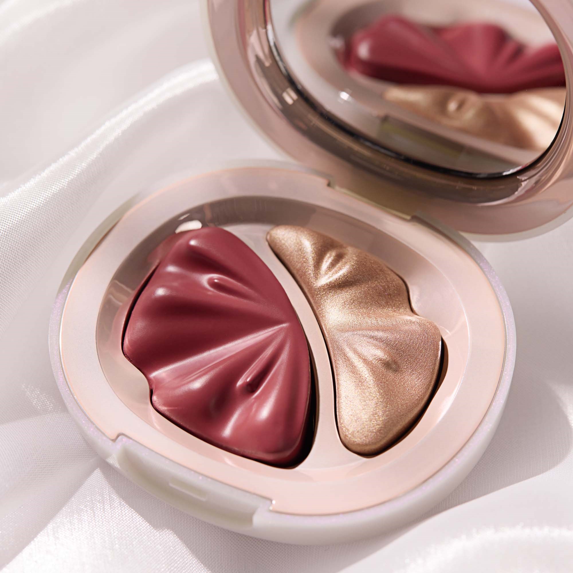 Catrice Brides & Besties Blush & Highlighter Duo C02 Glow Down The Ais (obrázok 5)