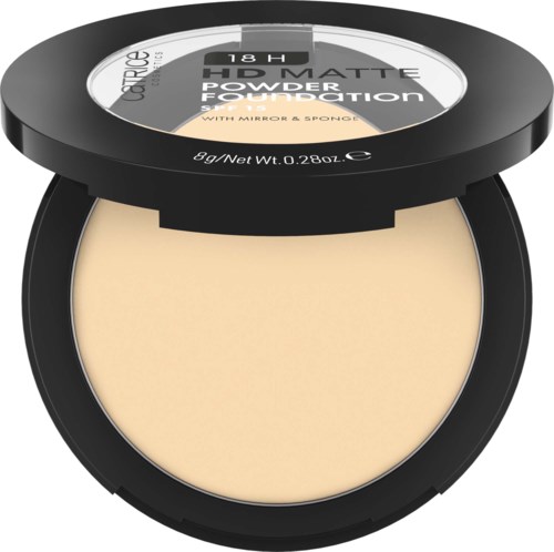 Een open make-uppoederdoos met beige poeder, gemarkeerd als matte afwerking, bevat spiegel en spons. Licht rond en zwart.