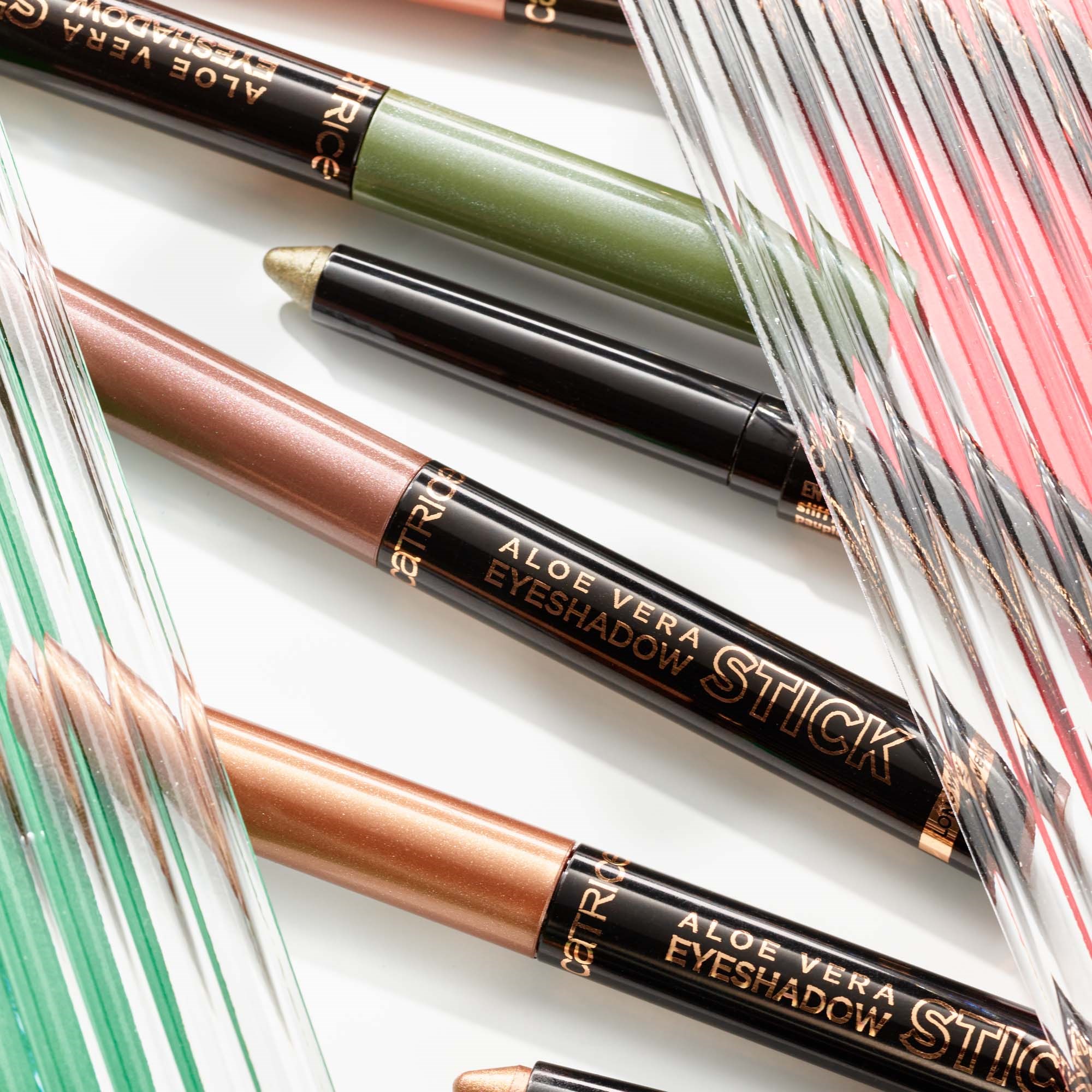 Catrice Aloe Vera Eyeshadow Stick 010 - cień do powiek Golden Toffee (obrázok 10)