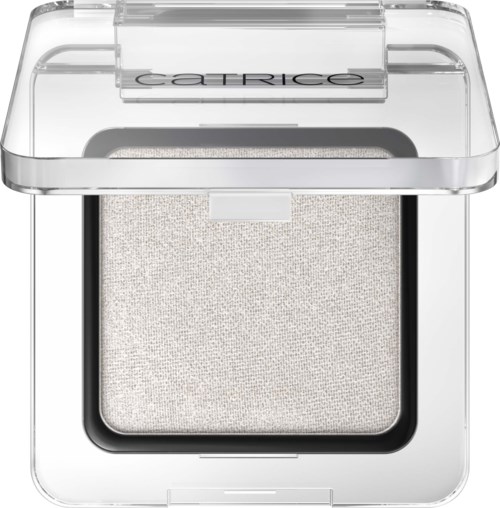 Een kleine, vierkante make-up poeder in een doorzichtige plastic verpakking met een doorzichtige deksel en de merknaam 'Catrice' bovenop.