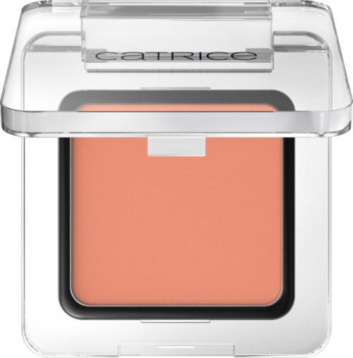 Een kleine perzikkleurige blush in een doorzichtig plastic doosje met een doorzichtige deksel met 'Catrice' erop.