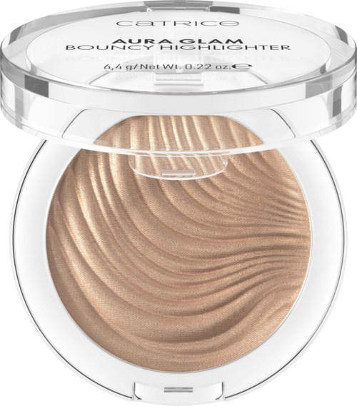 En kompakt av Catrice Aura Glam Bouncy Highlighter med en skimrande, svängd yta i ett tydligt skal.