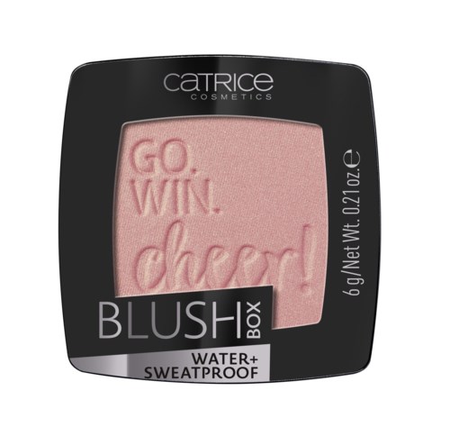 Een roze blush met gegraveerde woorden 'GO. WIN. cheer!' in een zwarte doos, gemarkeerd 'CATRICE Cosmetics' en 'Water+ Sweatproof.'