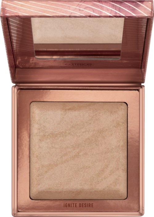 Ein Make-up-Highlighter in einer rosa Compact-Box mit Spiegel und schimmerndem beigem Puder.