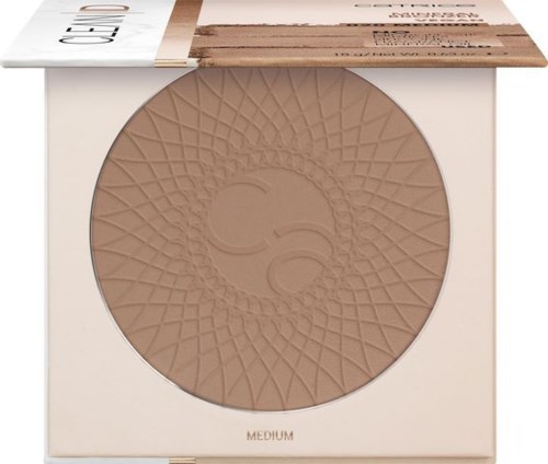 Ett runt makeuppuder i medium nyans med ett texturerat mönster och en ansiktslogga i mitten, i ett beige fodral.