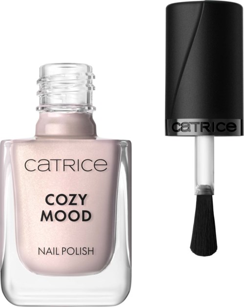Catrice Cozy Mood nagellakfles met zwarte en witte kwast ernaast.
