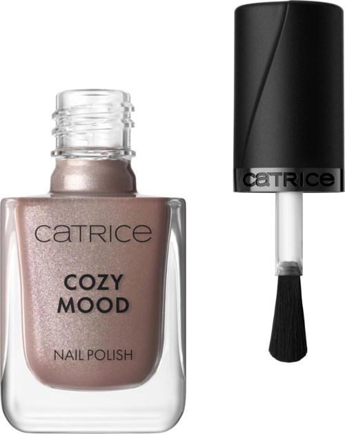Een flesje Catrice Cozy Mood nagellak met zwarte kwast ernaast.