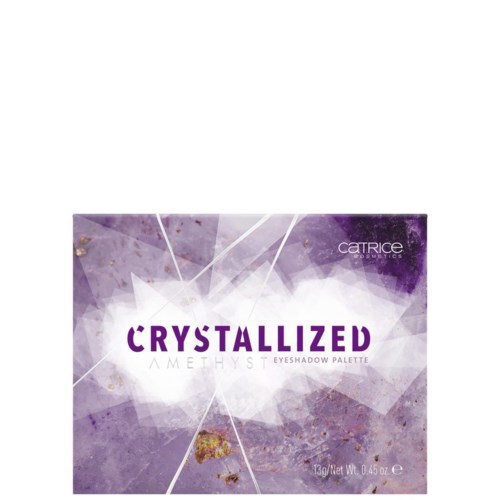 En lila och vit ögonskuggspalettbox med namnet 'CRYSTALLIZED' och märket 'CATRICE' skrivet på den.