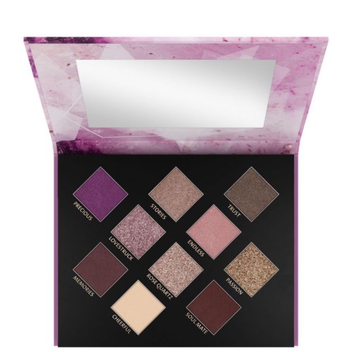 En øyeskyggepalett med ni nyanser i lilla, rosa, beige og brunt, kalt Precious, Stories, Trust, Longstruck, Endless, Memories, Rose Quartz, Passion, Cherrful, Soul Mate.