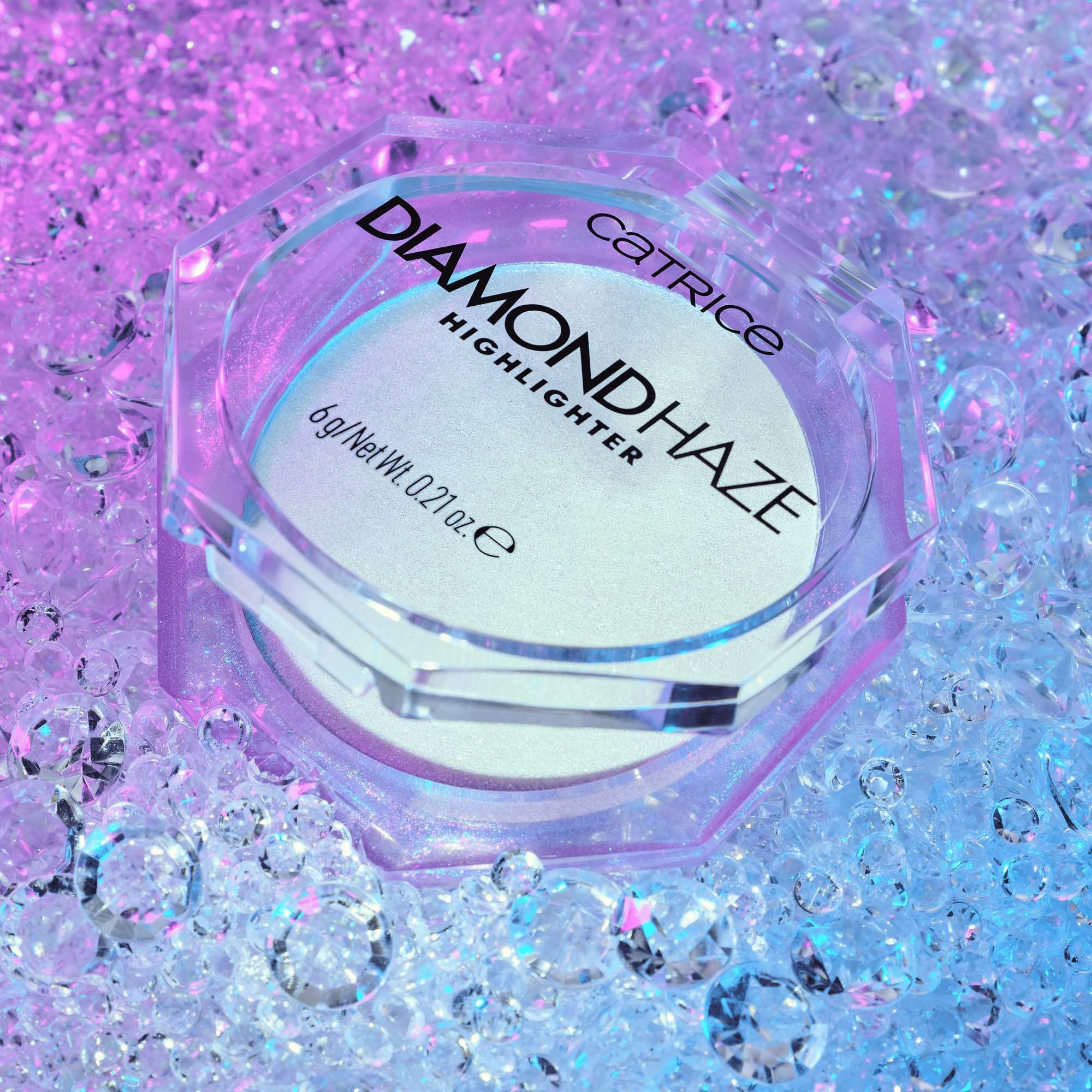 Catrice Diamond Haze Highlighter 010 Gimme Glitter (obrázok 8)