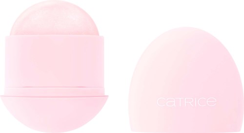 Roze ronde container, deels open met een bol binnenin, andere helft dicht met 'CATRICE' geschreven.