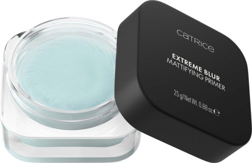 Catrice Extreme Blur Mattifying Primer i en rund glassbeholder med svart lokk.
