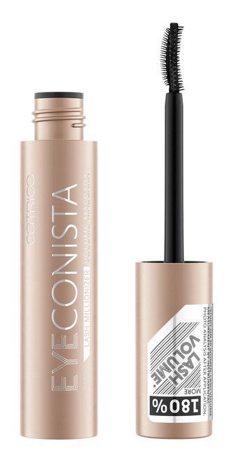 Eine beigefarbene Mascara-Folie mit einem schwarzen Bürstchen und weißem Marking auf der Flasche. Das Bürstchen steht aufrecht.
