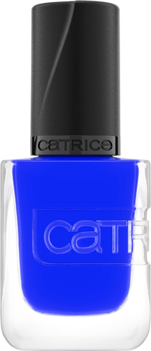 Blauwe nagellakfles met zwarte dop en het merk CATRICE op de dop.
