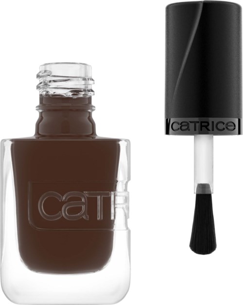 Eine braune Nagellackflasche mit schwarzem Deckel und Pinsel, mit der Aufschrift 'Catrice'.