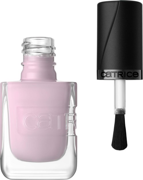 Roze nagellakfles is open, met kwast in de buurt. Zwarte dop met het merk Catrice.