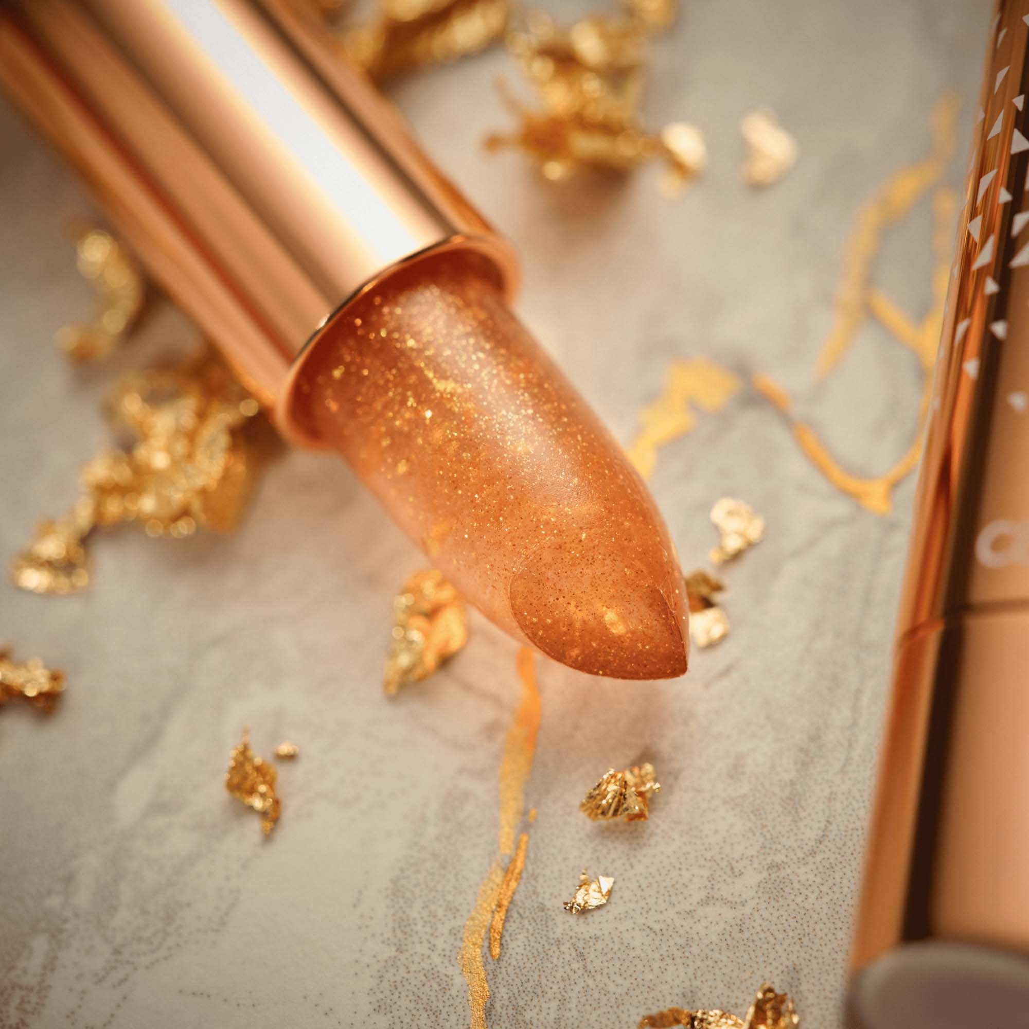 Catrice Glam In Gold Glow Lip Balm 010 In A Gold Rush (obrázok 11)