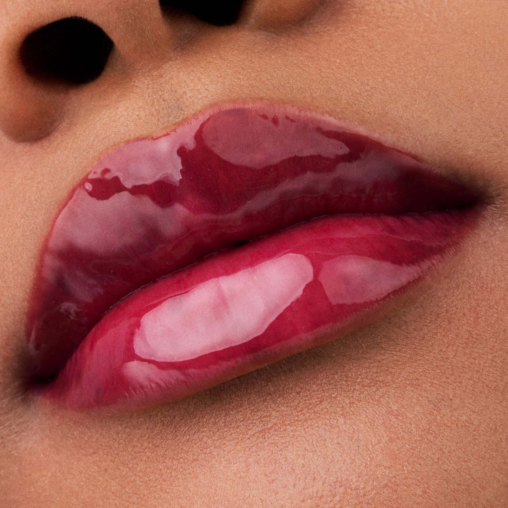 Catrice Glossin' Glow Tinted Lip Oil 020 Drama Mama - olejek do ust 02 (obrázok 5)