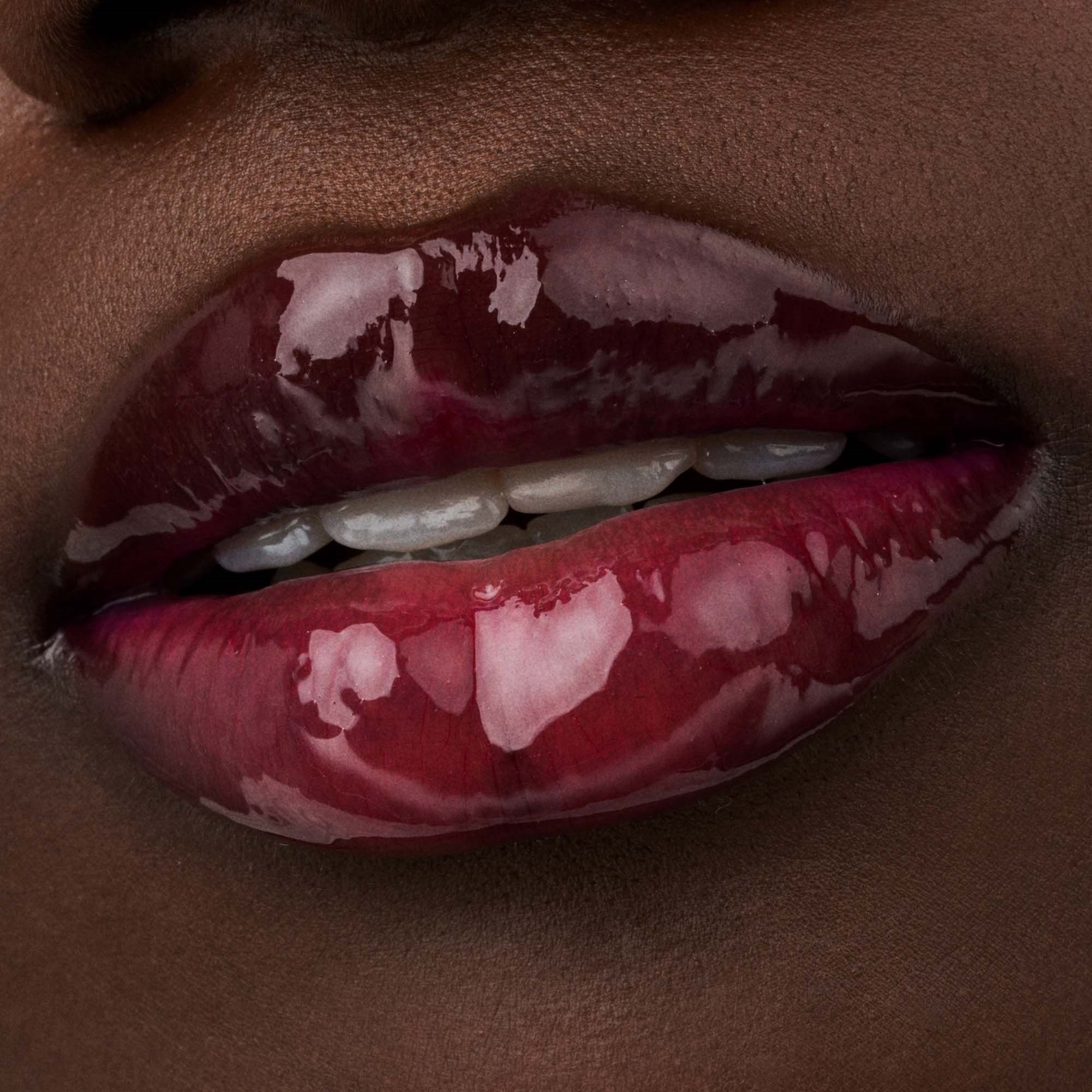 Catrice Glossin' Glow Tinted Lip Oil 020 Drama Mama - olejek do ust 02 (obrázok 8)